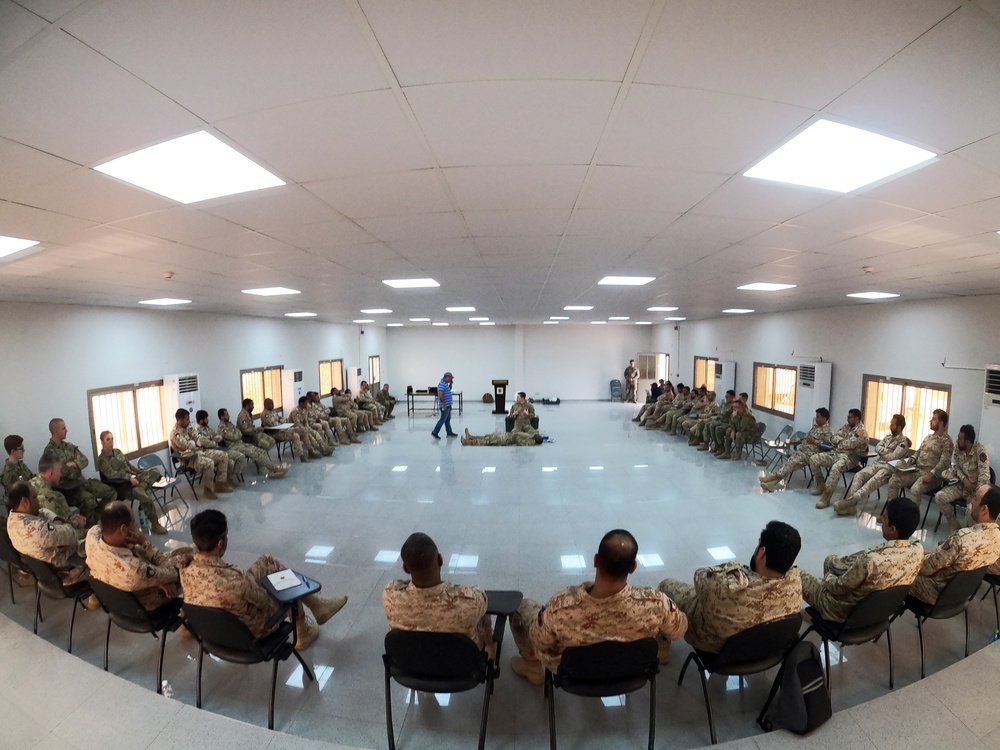 Kuwaiti and U.S. Soldiers exchange medical knowledge