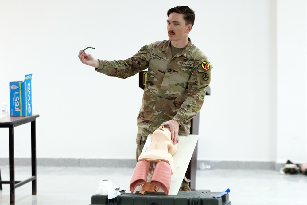 Kuwaiti and U.S. Soldiers exchange medical knowledge