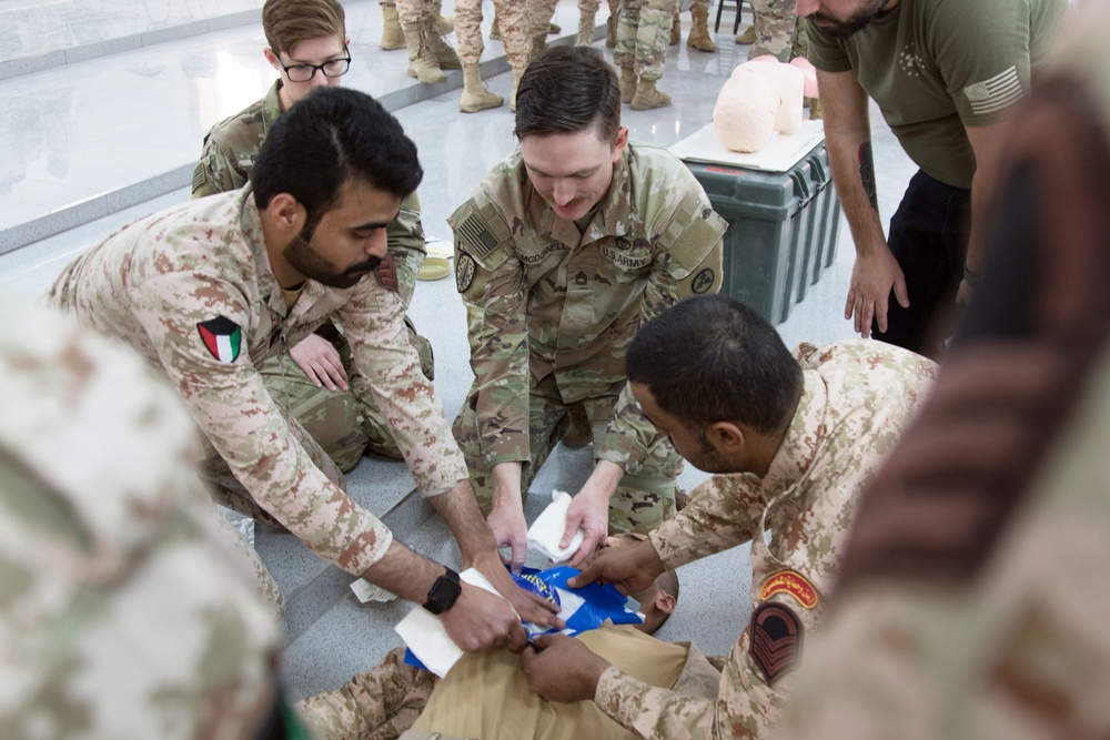 Kuwaiti and U.S. Soldiers exchange medical knowledge