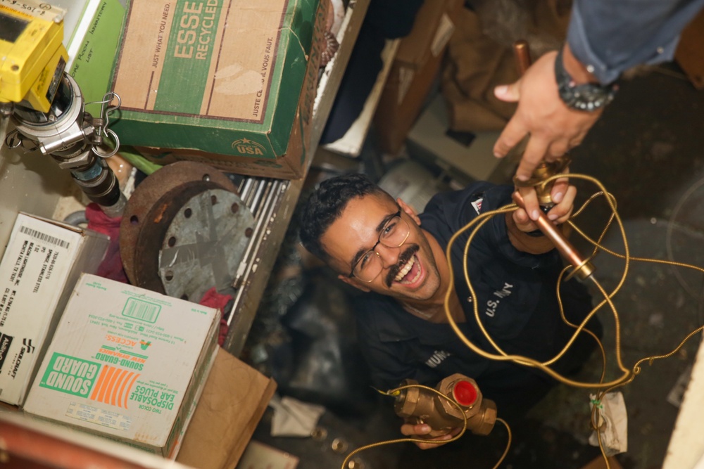 Abraham Lincoln Sailors conduct maintenance