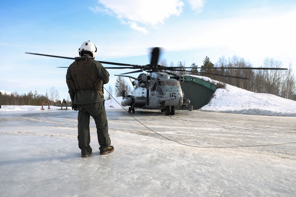 U.S. Marines conduct combat assault transport with Norwegian Soldiers