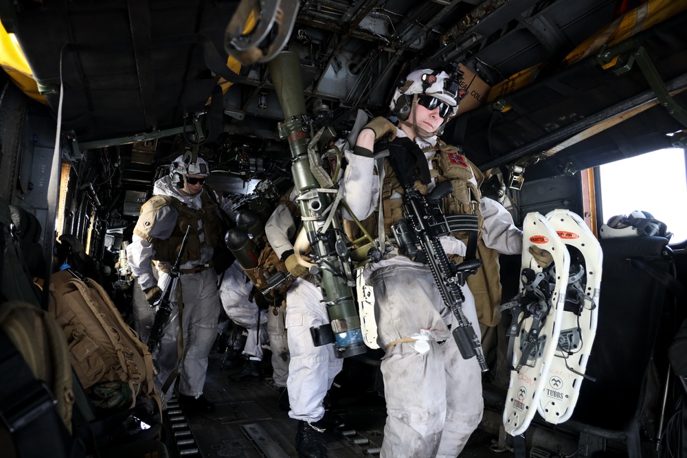 U.S. Marines conduct combat assault transport with Norwegian Soldiers