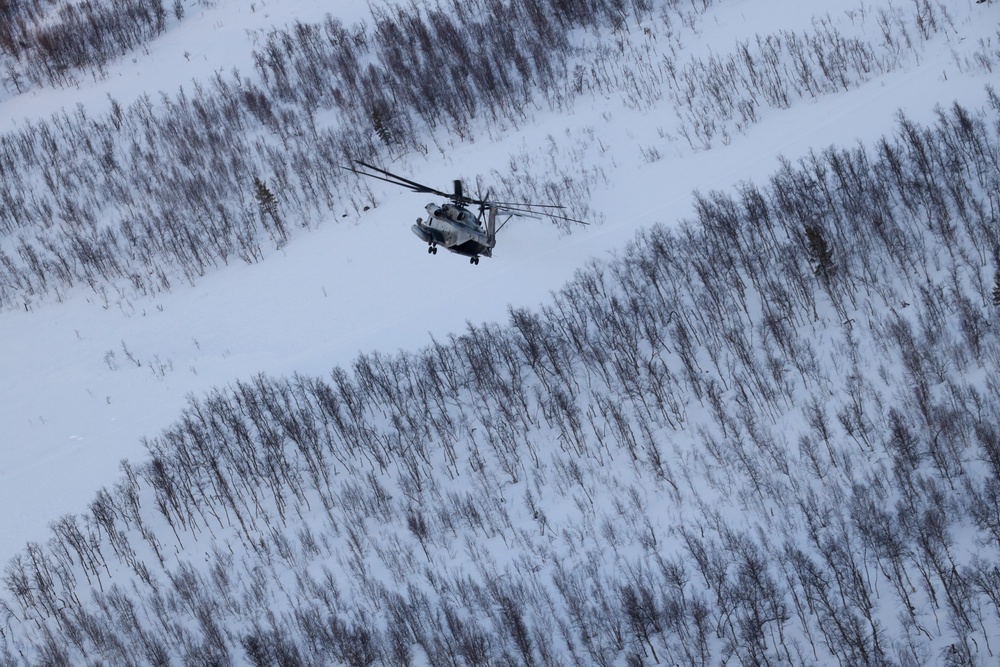 U.S. Marines conduct combat assault transport with Norwegian Soldiers