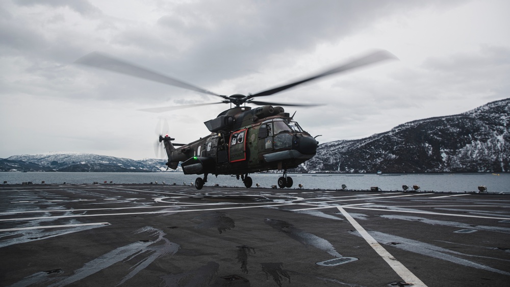RNLAF and 3/6 Conduct CASEVAC Drill Aboard HNLMS Rotterdam for CR22