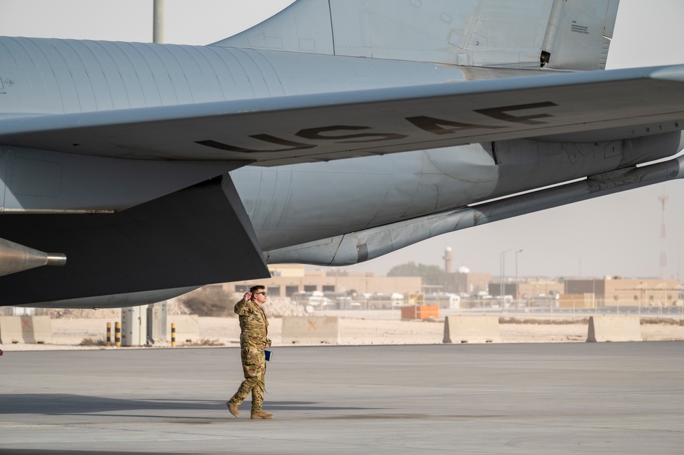 50th EARS refuels F-22 Raptors