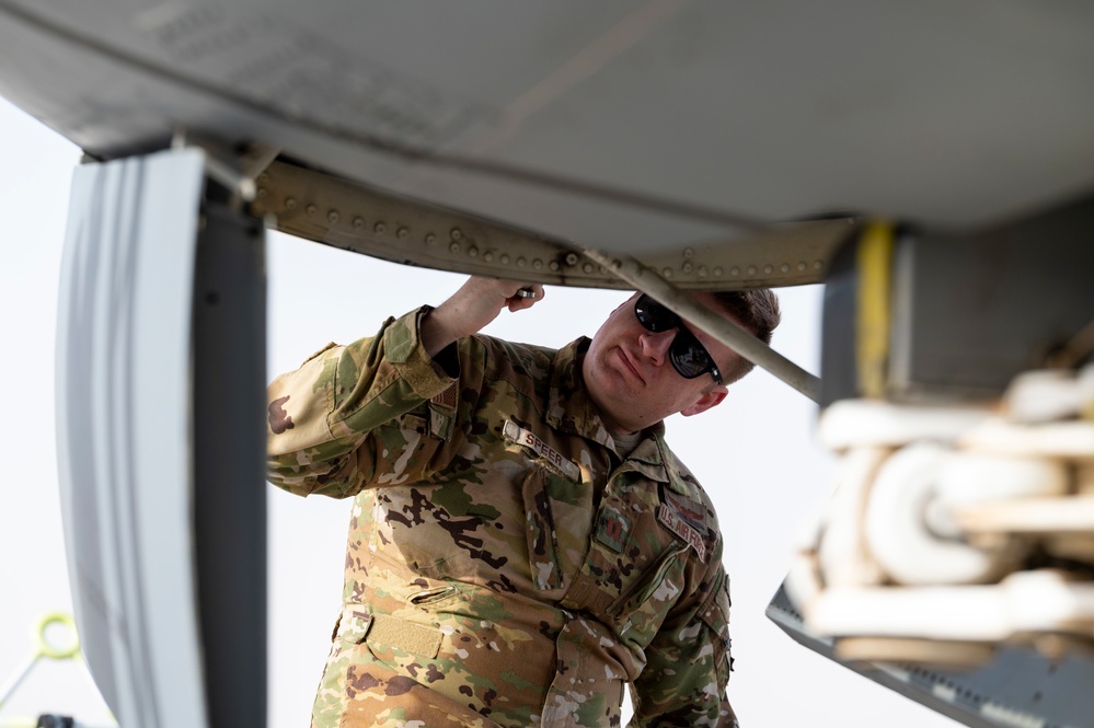 50th EARS refuels F-22 Raptors