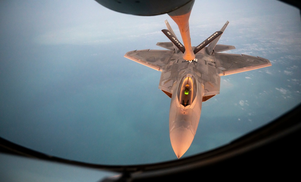 50th EARS refuels F-22 Raptors