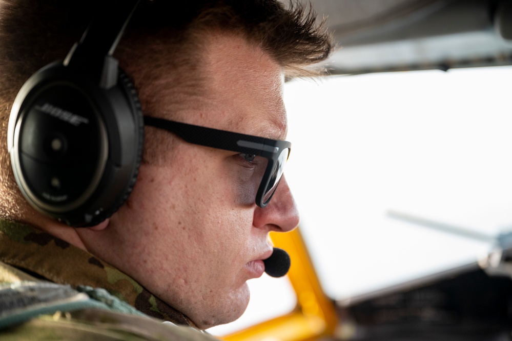 50th EARS refuels F-22 Raptors