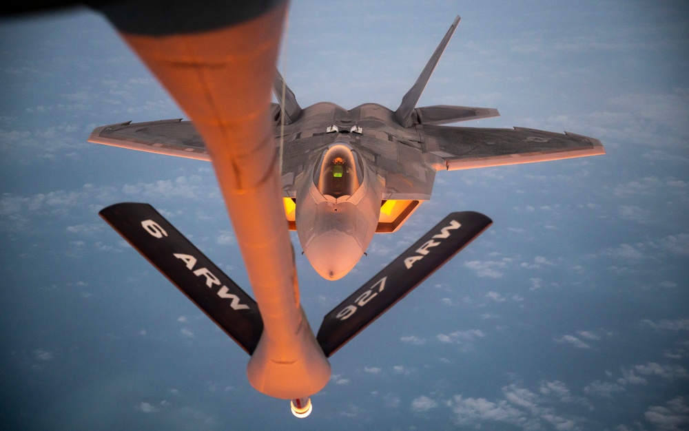 50th EARS refuels F-22 Raptors