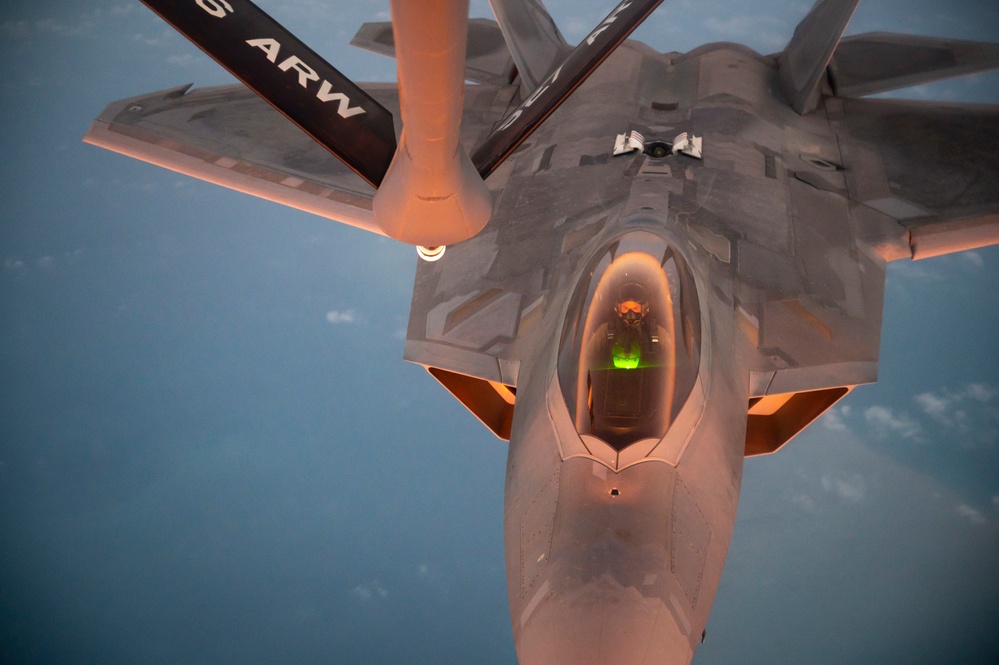 50th EARS refuels F-22 Raptors