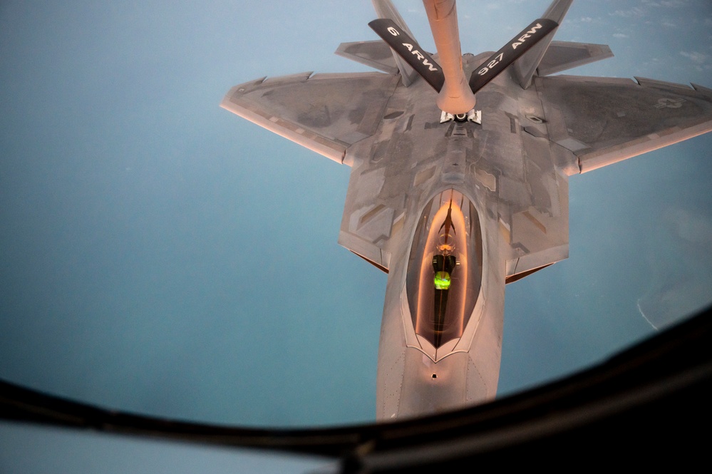 50th EARS refuels F-22 Raptors