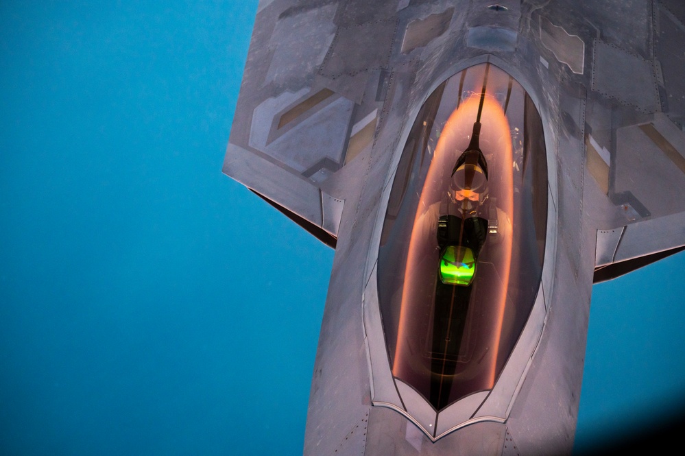 50th EARS refuels F-22 Raptors