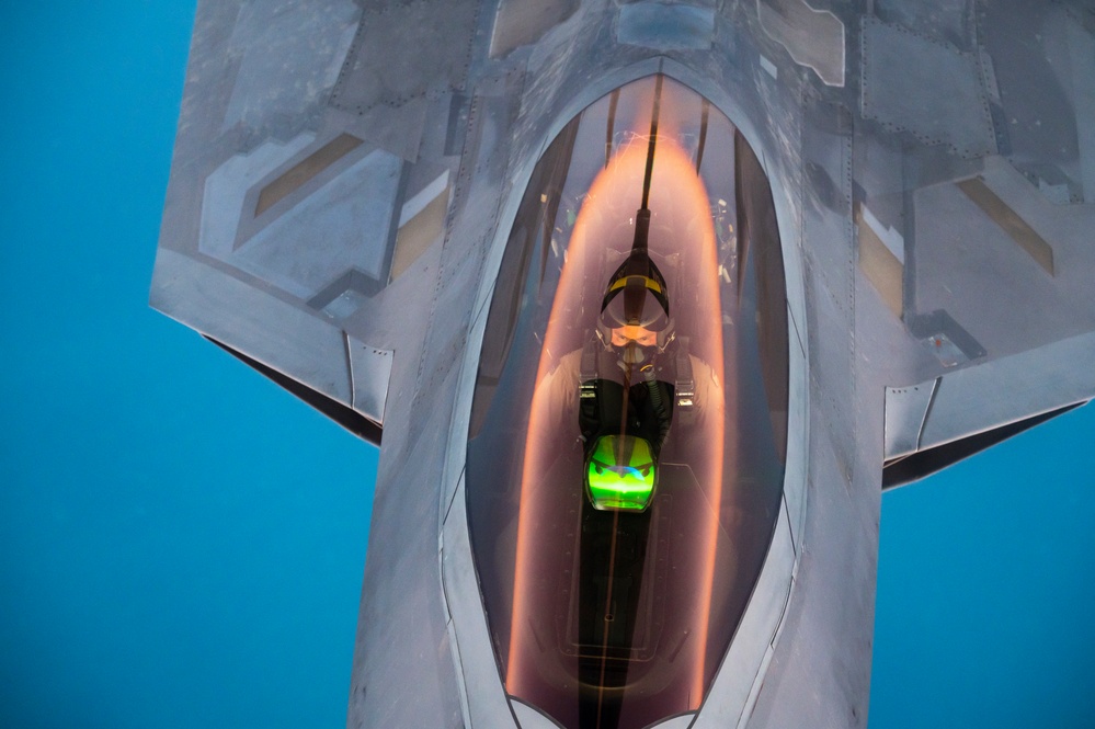 50th EARS refuels F-22 Raptors