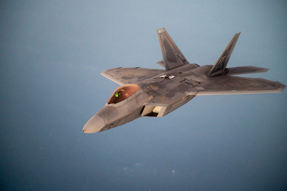 50th EARS refuels F-22 Raptors