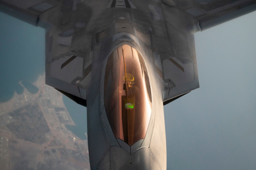 50th EARS refuels F-22 Raptors