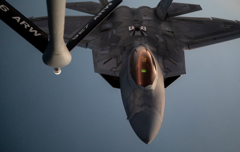 50th EARS refuels F-22 Raptors