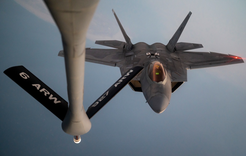 50th EARS refuels F-22 Raptors
