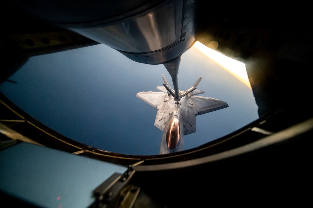 50th EARS refuels F-22 Raptors