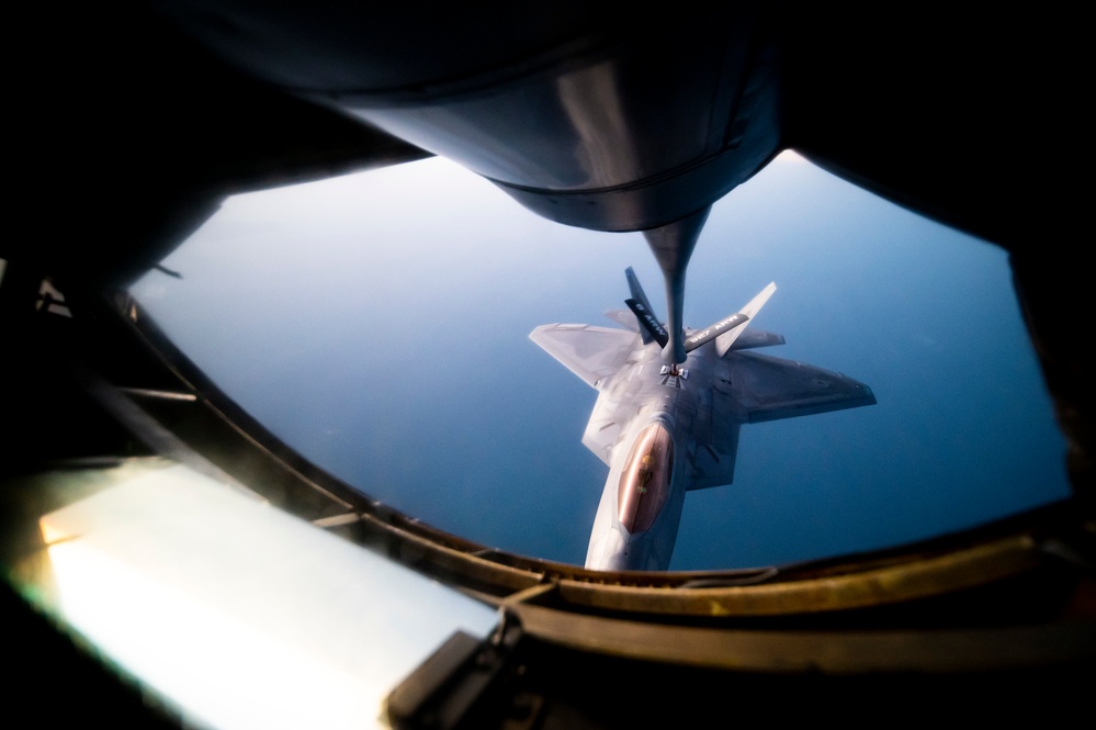 50th EARS refuels F-22 Raptors