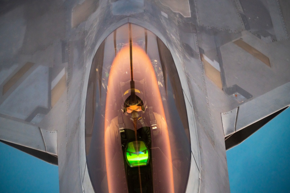 50th EARS refuels F-22 Raptors