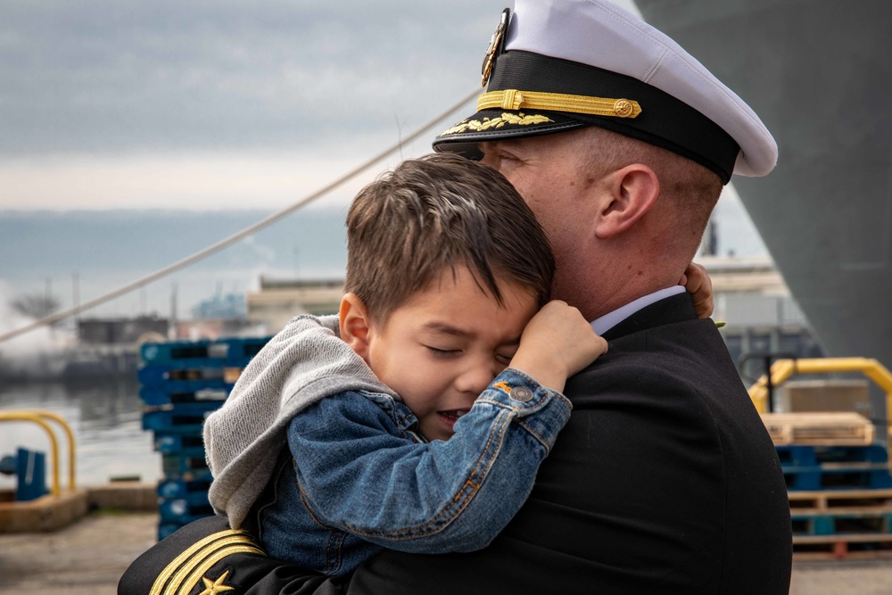 USS Arlington Sailors Say Goodbye Before Deployment