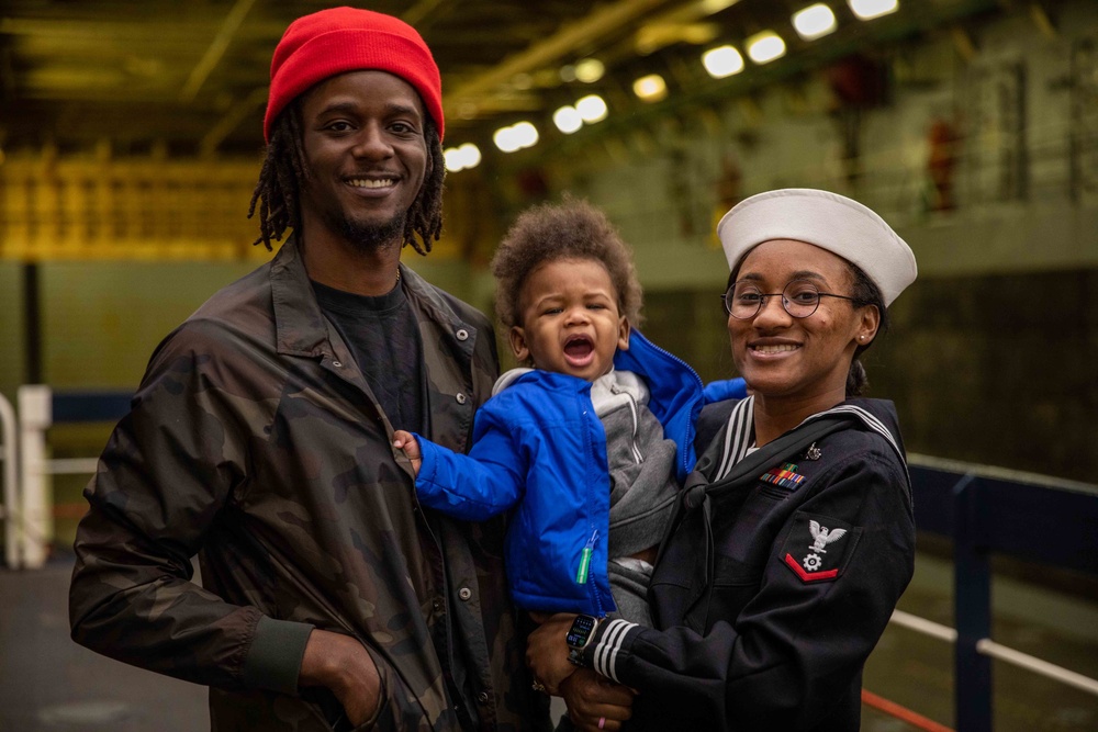 USS Arlington Sailors Say Goodbye Before Deployment