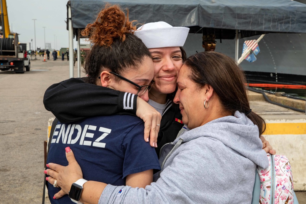 USS Arlington Sailors Say Goodbye Before Deployment