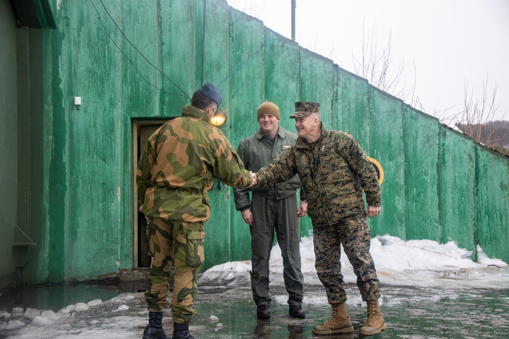 II MEF Commanding General visits MAG-29