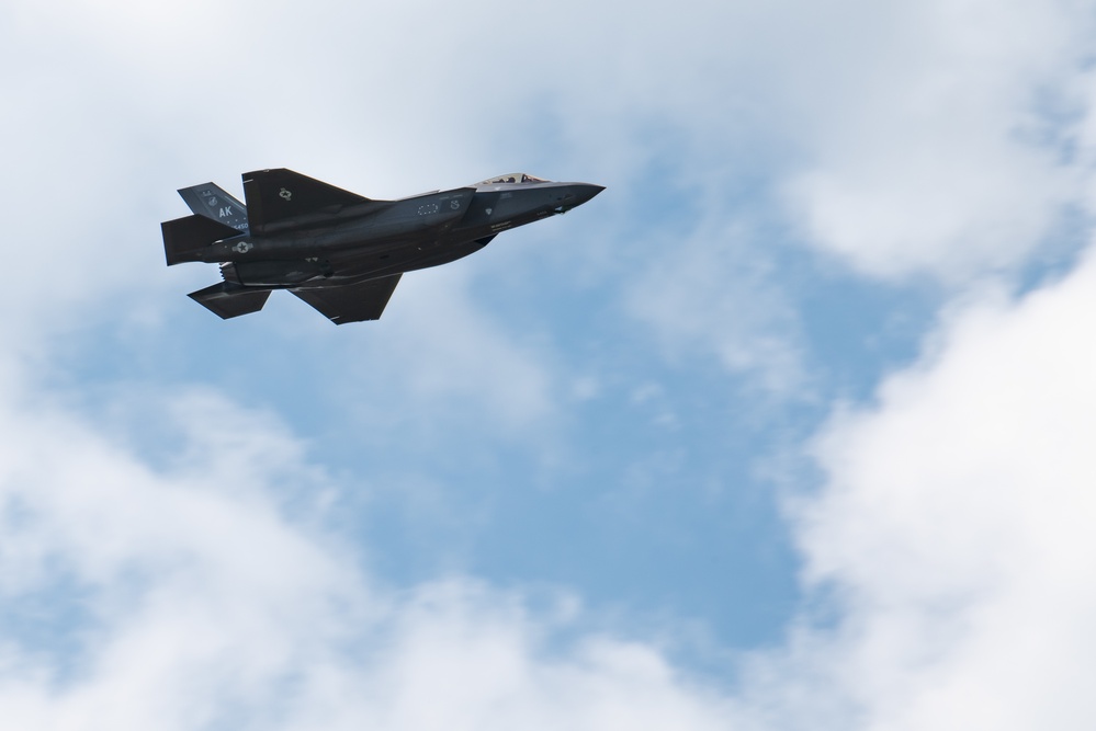 Better together: Airmen, Marines practice hot pit refueling
