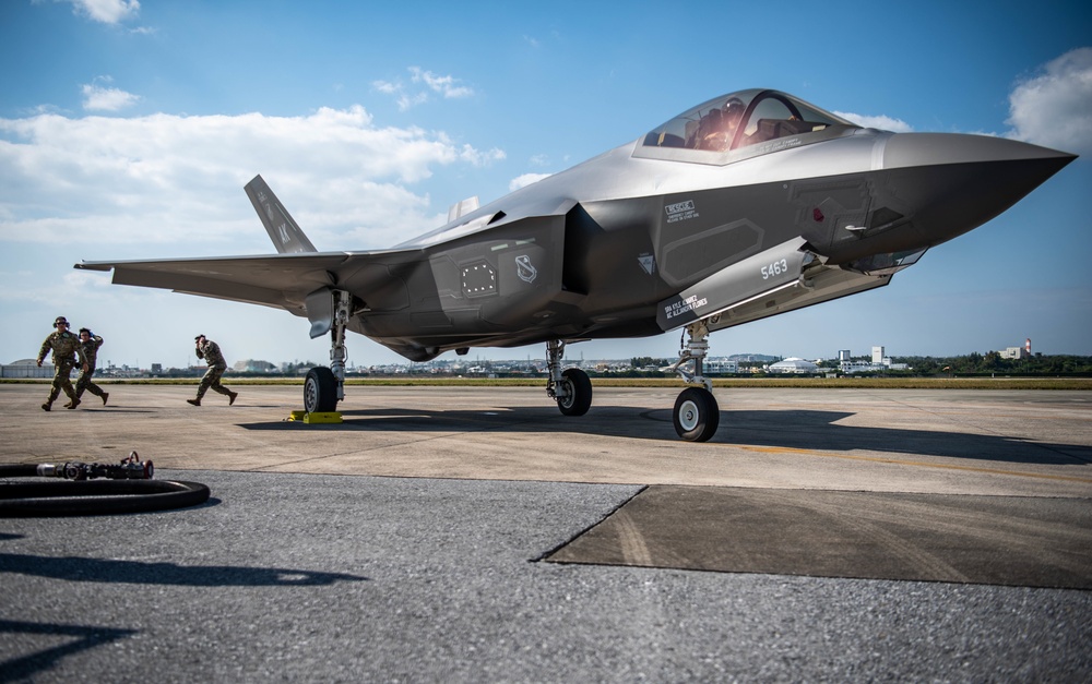 Better together: Airmen, Marines practice hot pit refueling