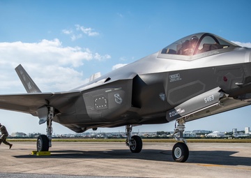 Better together: Airmen, Marines practice hot pit refueling