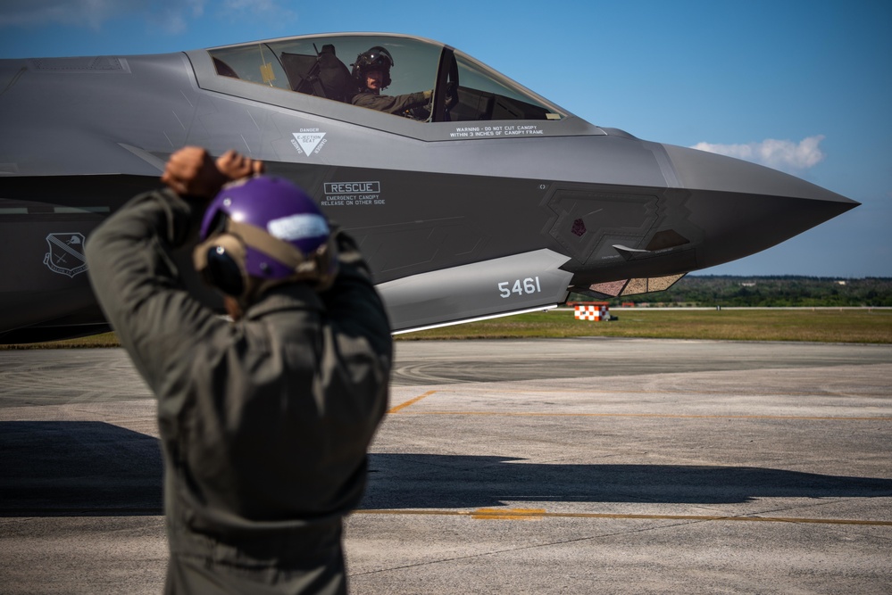 Better together: Airmen, Marines practice hot pit refueling