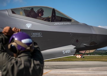 Better together: Airmen, Marines practice hot pit refueling