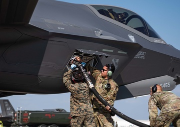 Better together: Airmen, Marines practice hot pit refueling
