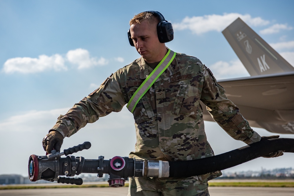 Better together: Airmen, Marines practice hot pit refueling