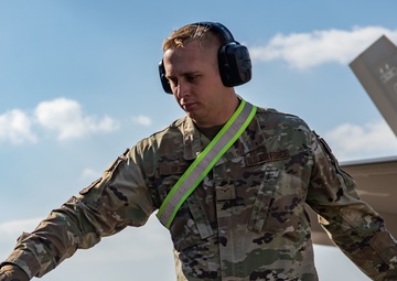 Better together: Airmen, Marines practice hot pit refueling