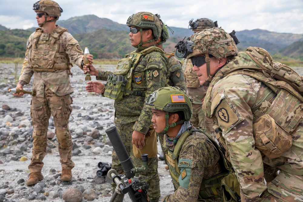 U.S. and Philippine Army mortarmen conduct combined mortar training during Salaknib 2022