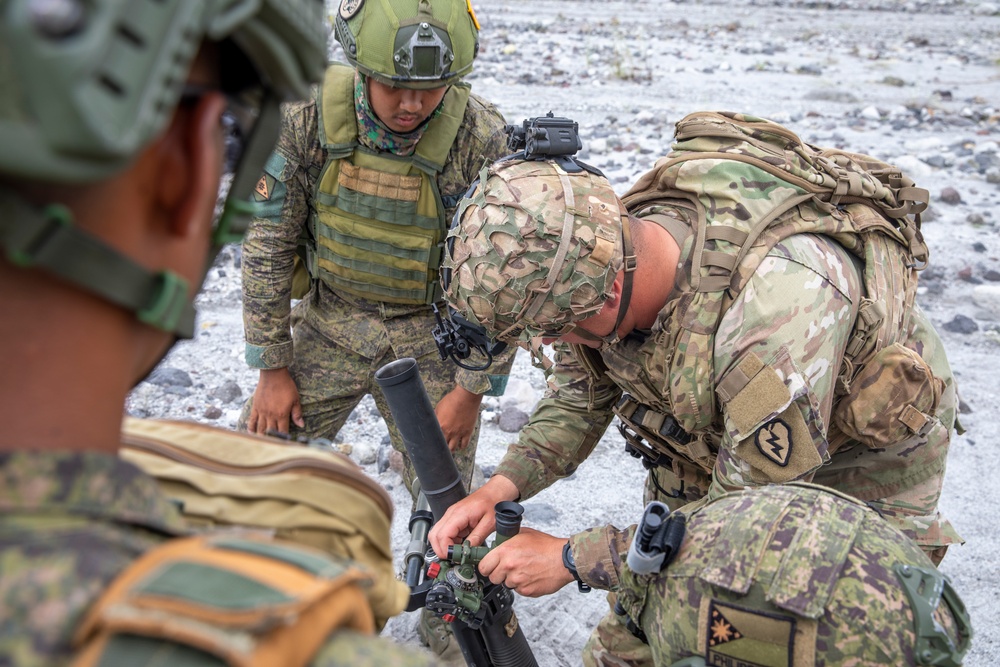 U.S. and Philippine Army mortarmen conduct combined mortar training during Salaknib 2022