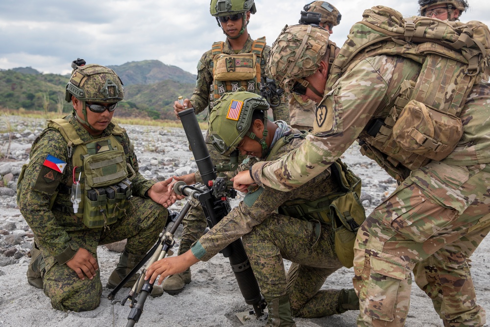 U.S. and Philippine Army mortarmen conduct combined mortar training during Salaknib 2022