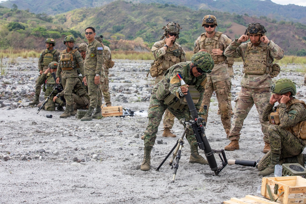 U.S. and Philippine Army mortarmen conduct combined mortar training during Salaknib 2022