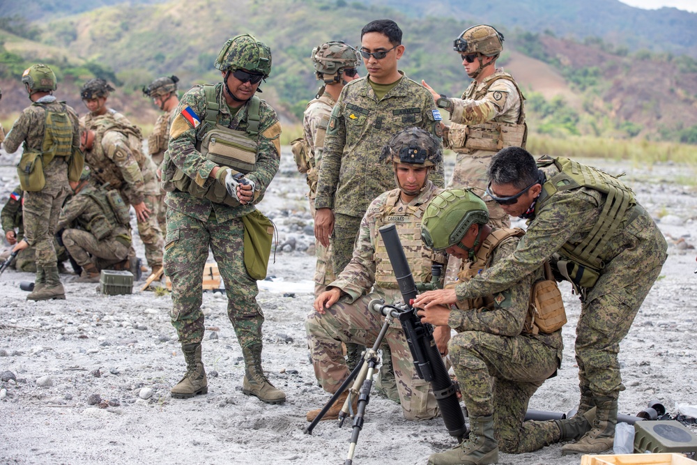 U.S. and Philippine Army mortarmen conduct combined mortar training during Salaknib 2022