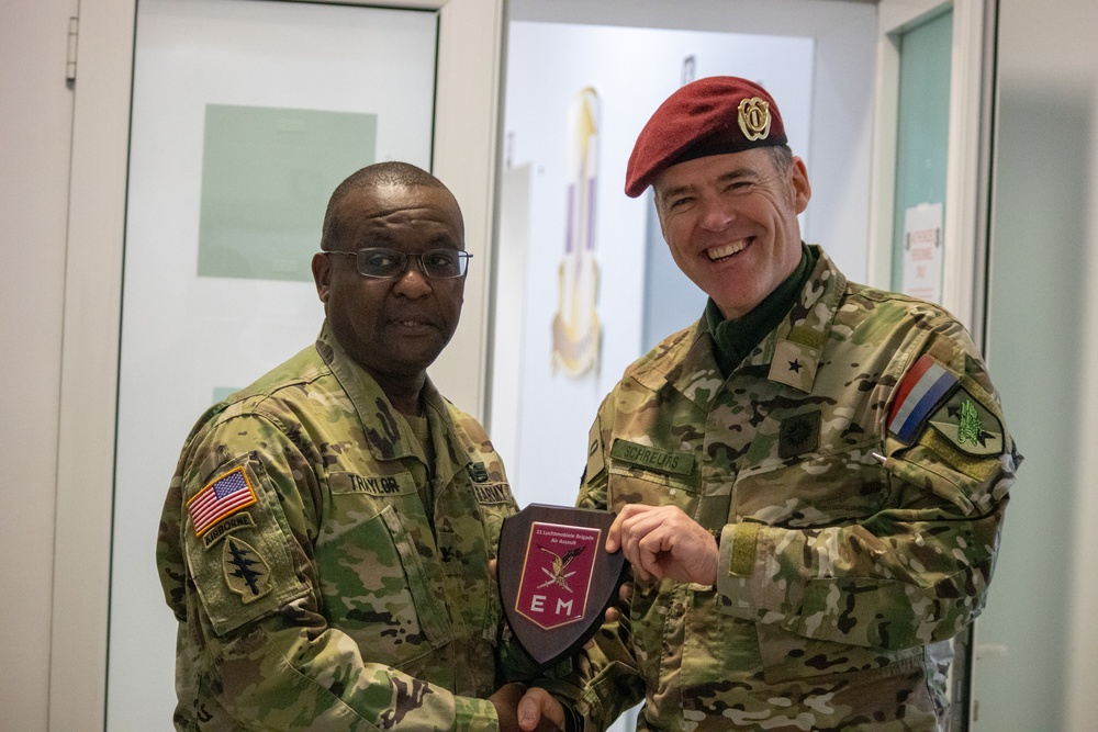 U.S. Army Area Support Group-Black Sea Commander meets with Netherlands Army 11th Air Assault Brigade Commander