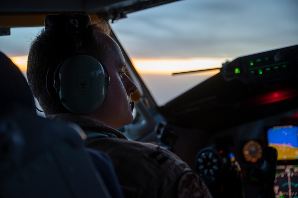 340th EARS fuels up F-22s