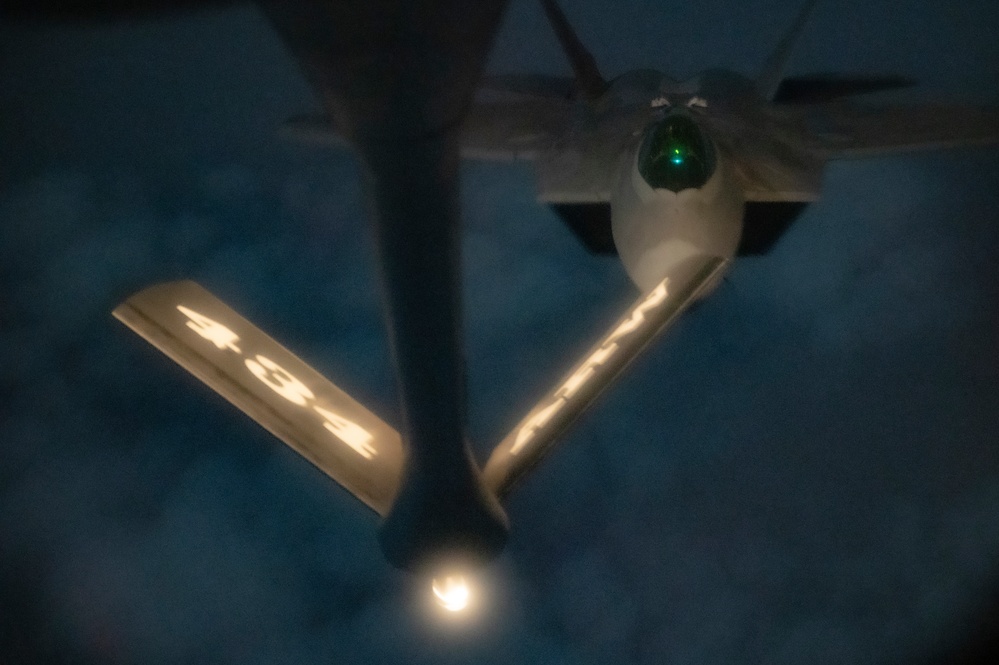 340th EARS fuels up F-22s