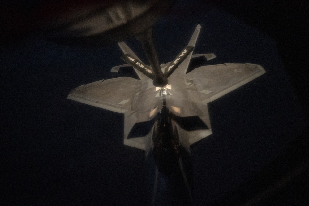 340th EARS fuels up F-22s