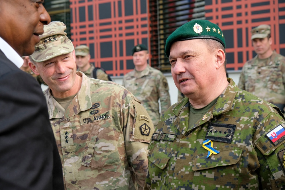 DVIDS - Images - U.S. Army V Corps with SECDEF [Image 6 of 20]