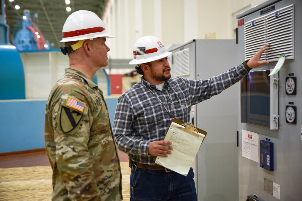 Col. Geoff Van Epps, NWD Commander visits McNary Lock and Dam