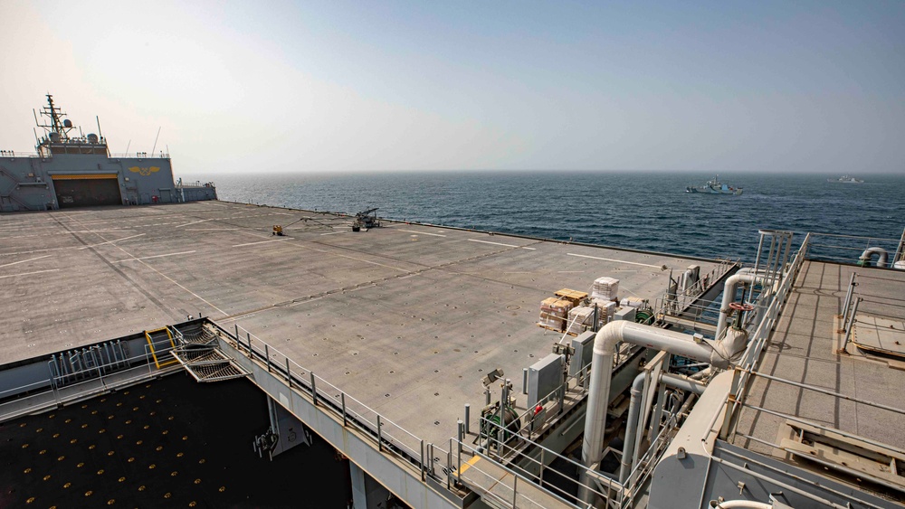 USS Hershel &quot;Woody&quot; Williams (ESB 4) Conducts a Passing Exercise with the Royal Canadian Navy