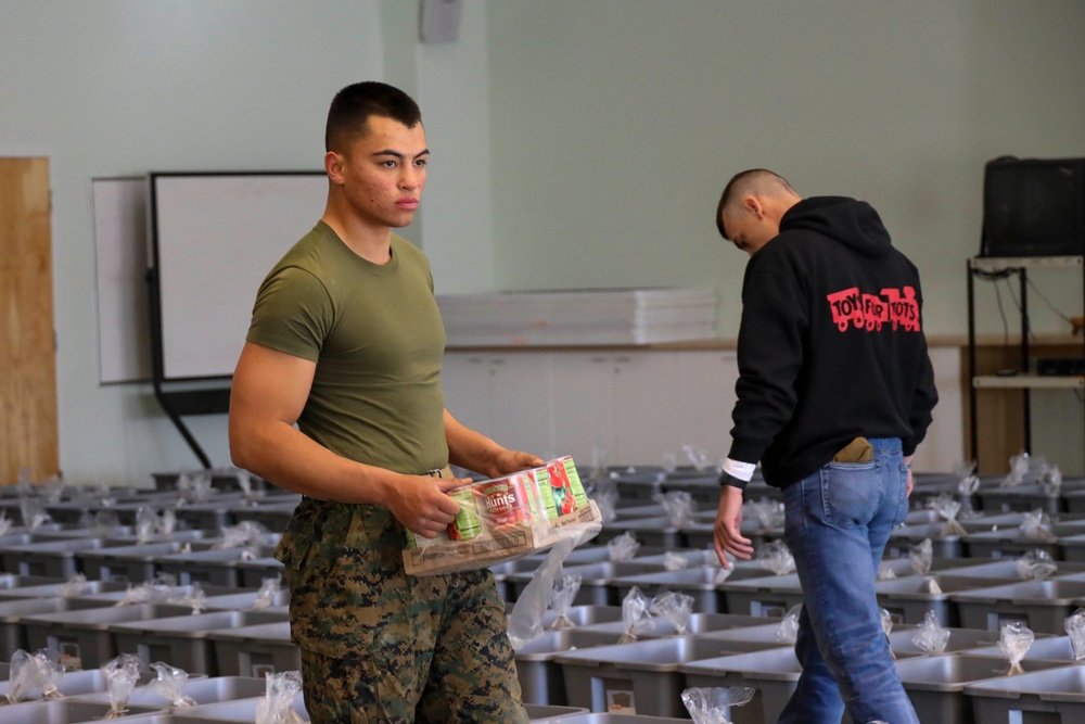 Albuquerque Marines participate in food drive.