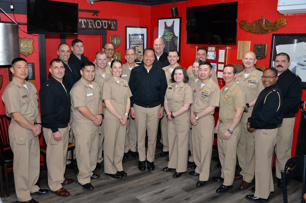 NAVSUP WSS COMMANDER MEETS BREMERTON SUPPLY CORPS OFFICERS